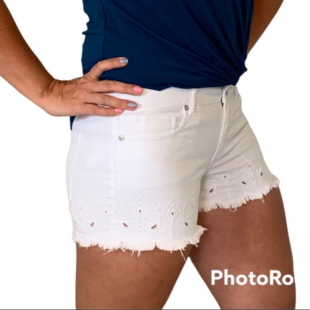 😎 LOFT White Denim Eyelet Distressed Shorts Sz 4/27